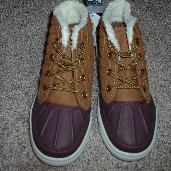 OshKosh BGosh Tarin Ankle Boots Sherpa Quilted Youth Girl Shoe Size 13 1 2 3 NWT - Picture 2 of 3